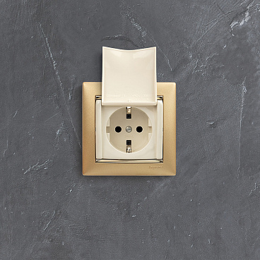 Розетка Legrand Valena встраиваемая слоновая кость с крышкой (695614)