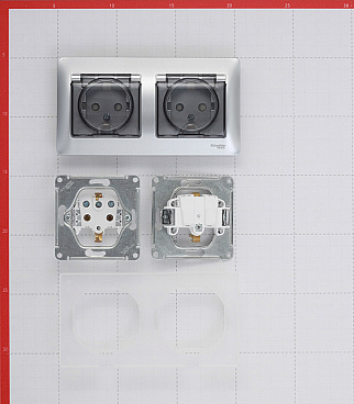 Розетка Systeme Electric Glossa встраиваемая алюминий со шторками с крышкой (GSL000347)