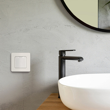 Розетка Legrand Inspiria встраиваемая белая со шторками с крышкой (673740)