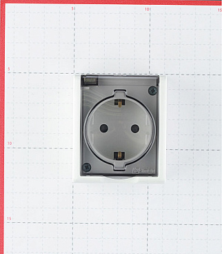 Розетка Simon 15 Aqua накладная белая с крышкой (1594445-030)