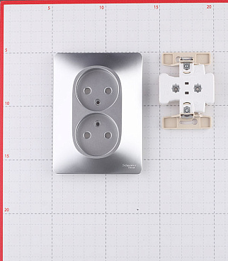 Розетка Systeme Electric Glossa встраиваемая алюминий (GSL000320)