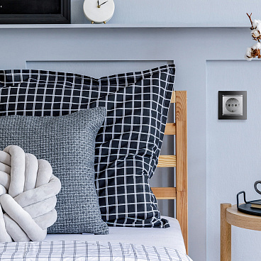 Розетка Legrand Valena встраиваемая алюминий (694342)