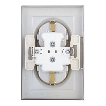 Розетка Systeme Electric AtlasDesign встраиваемая алюминий со шторками (ATN000326)