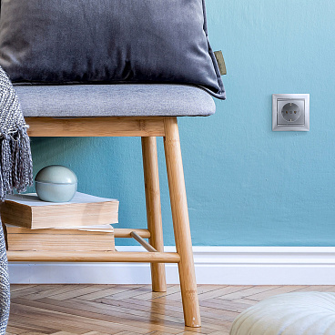 Розетка Legrand Valena встраиваемая алюминий (694342)