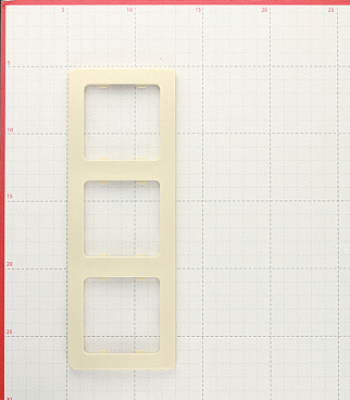 Рамка Hegel Master трехместная слоновая кость (Р403-01)