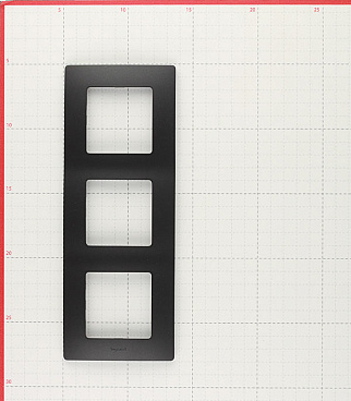 Рамка Legrand Etika трехместная антрацит (672583)