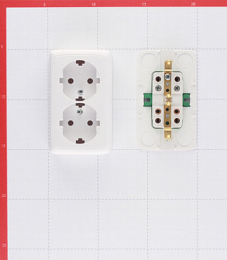 Розетка Hegel Alfa накладная белая с изолирующей пластиной (РА16-153)