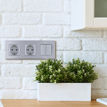 Рамка Legrand Inspiria трехместная алюминий (673952)