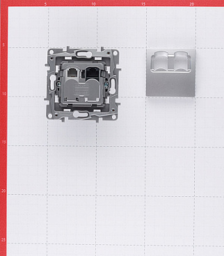 Розетка компьютерная/ телефонная Legrand Etika встраиваемая алюминий RJ11/ RJ45 (672452)