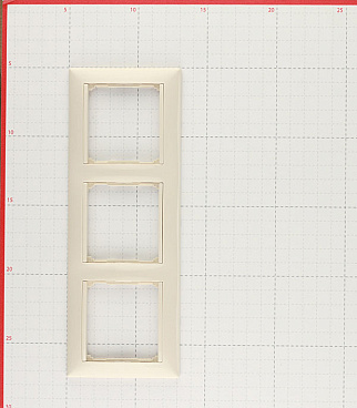 Рамка Legrand Valena трехместная слоновая кость (695633)