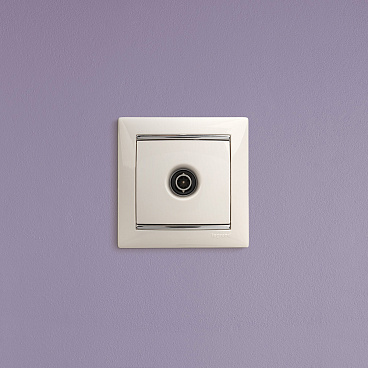 Розетка телевизионная Legrand Valena встраиваемая белая (694284)