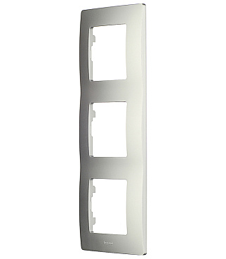 Рамка Legrand Etika трехместная алюминий (672553)