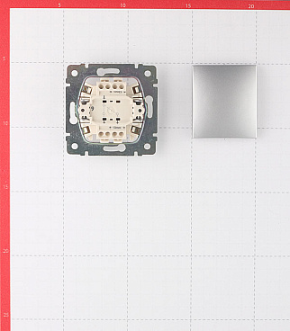 Переключатель Legrand Valena одноклавишный встраиваемый алюминий (694338)