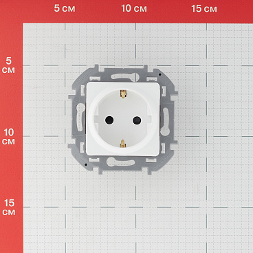 Розетка Legrand Inspiria встраиваемая белая со шторками (673730)