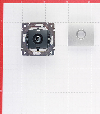 Розетка телевизионная Legrand Valena встраиваемая алюминий (694345)