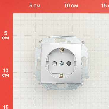 Розетка Simon 15 встраиваемая алюминий со шторками (1591443-033)