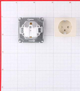 Розетка Systeme Electric Glossa встраиваемая бежевая со шторками (GSL000245)