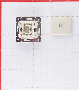 Выключатель Legrand Valena одноклавишный встраиваемый слоновая кость с подсветкой (695601)