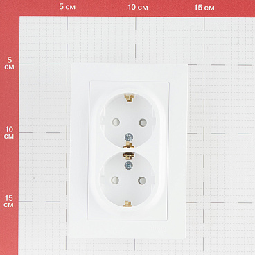 Розетка Systeme Electric AtlasDesign встраиваемая белая со шторками (ATN000126)