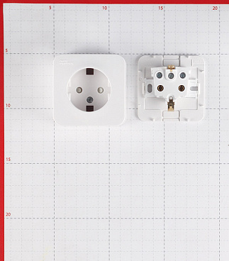 Розетка Systeme Electric Blanca накладная белая со шторками (BLNRA011111)